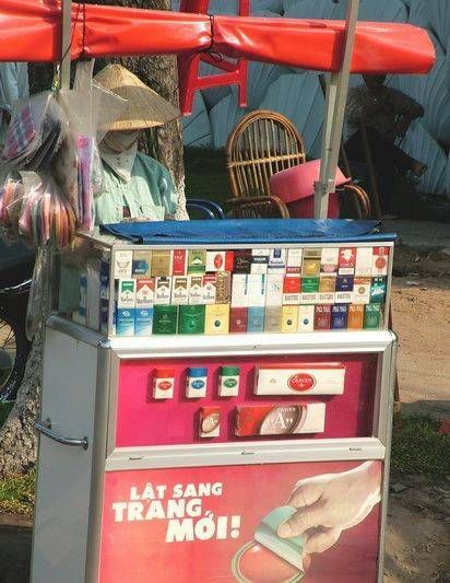 　煙攤，越南街頭隨處都是這樣的流動(dòng)小攤。