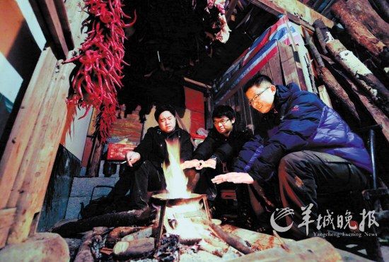 　　在土家人吊腳樓小住的那個(gè)夜晚,讓我想起了外婆家。