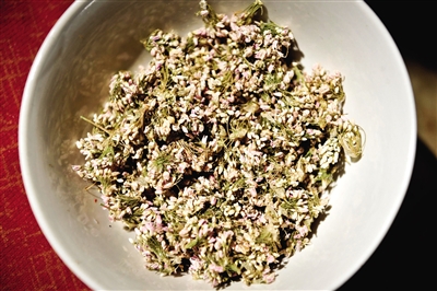 作為香料的扎蒙是一種陜北常見(jiàn)的細(xì)碎野花。