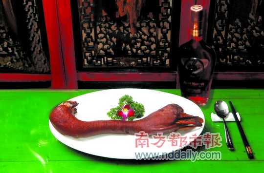 人頭馬誠(chéng)印干邑白蘭地是高端宴席的佐餐佳釀，圖為鹵水老鵝頭