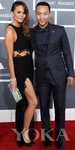 約翰·傳奇和女友Chrissy Teigen，Chrissy身穿Joy Cioci
