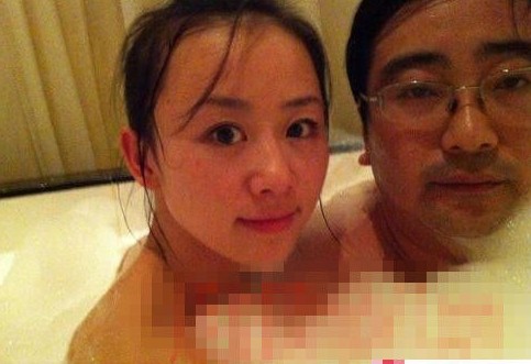 女主播紀(jì)某與國(guó)家檔案局官員范某。