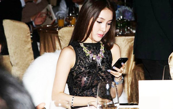 2013年11月30日，郭美美出席保利珠寶拍賣活動，現(xiàn)場郭美美一席透視的上衣性感現(xiàn)身，胸前乳貼顯露無