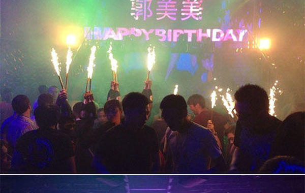 2013年6月16日下午，郭美美在網(wǎng)上曬出一組慶生照。通過照片可以看出，酒吧的巨大舞池中燃放焰火
