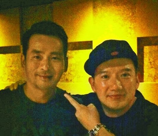 周焯華作為《低俗喜劇》投資人，與男主角杜汶澤合照。