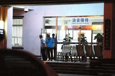 釋小龍走出派出所。