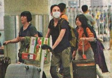 一身樸素打扮的王菲推桃回京。