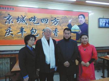 吳頌今（左二）、王樹才（左三）、談芳兵（右一）與店長合影。