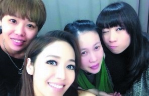 侯佩岑（中）14日在微博公開近照，被粉絲看出臉變圓。