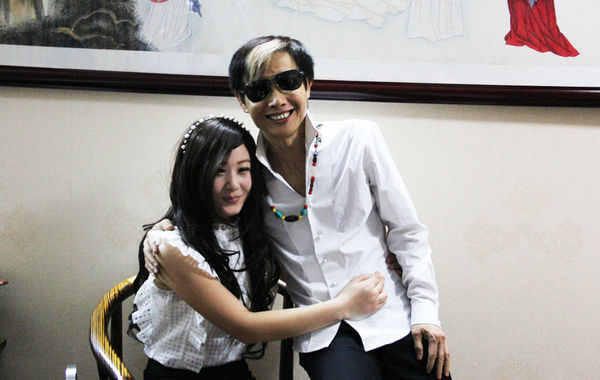 近日，55歲的鄧建國攜新女友恩愛現(xiàn)身，不但大曬甜蜜私密生活照，還在人前勾肩搭背大秀恩愛。