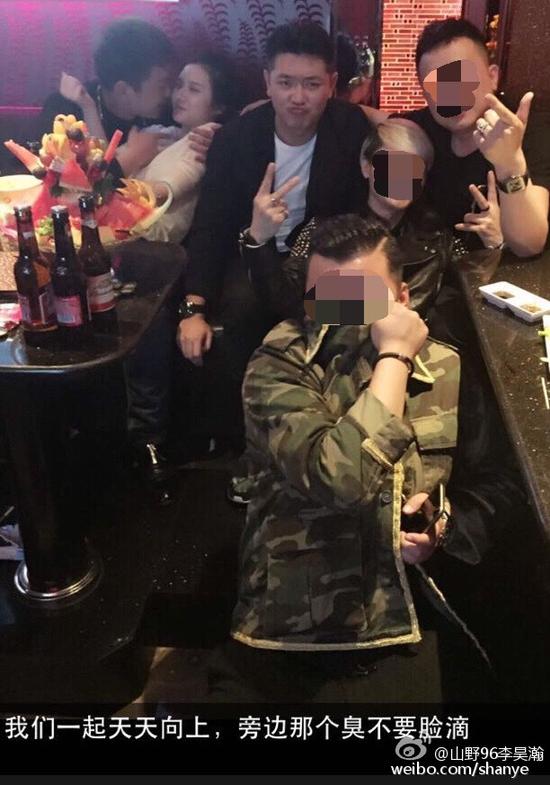 田源朋友辟謠稱左側(cè)抱著女子親吻的是田源的發(fā)小，女子的男友。