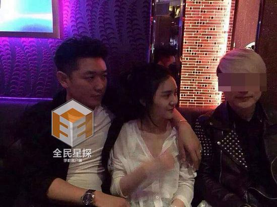 田源摟著激吻門(mén)女主，自稱是在勸架