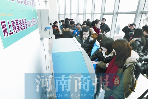 自動售票機安裝在高校內(nèi)，方便了學生購票返鄉(xiāng)