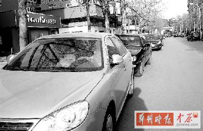 友愛路，路邊停了一排車，本來不寬的路就變得更窄了。