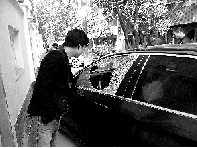 有個(gè)人晃了一圈后，寶馬、現(xiàn)代、越野的車(chē)窗都“長(zhǎng)”出大窟窿
