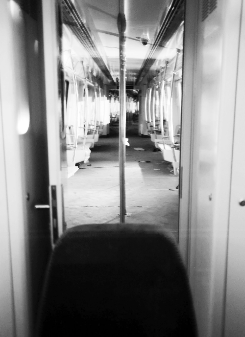 透過擋風(fēng)玻璃，依稀能看到車廂內(nèi)的樣子