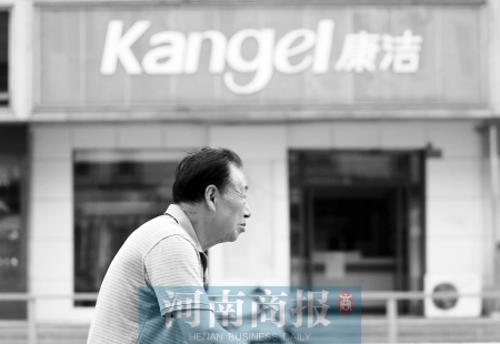 　這一切，將會給康潔公司、加盟商，乃至鄭州洗衣行業(yè)，帶來什么？ 記者 趙卓/攝