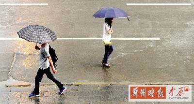 昨天傍晚，市民在雨中行走。