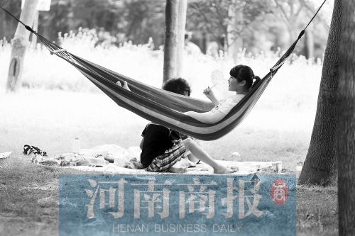 天又熱了起來，外出游玩，記得防曬哦 記者 趙卓/攝　