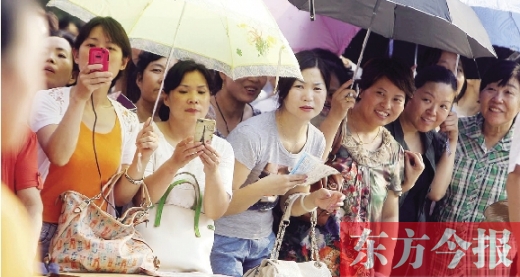 7月6日，鄭州市文化路省實驗中學小升初測評點，家長們聚集在一起，焦急地等待自己的孩子走出考場 劉棟杰