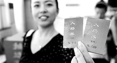 本報(bào)記者抽出的兩名消費(fèi)者代表。