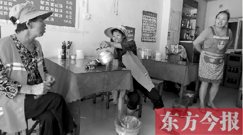7月30日下午，鄭州市建設路一家面館老板毋女士，給兩位環(huán)衛(wèi)工端水解暑