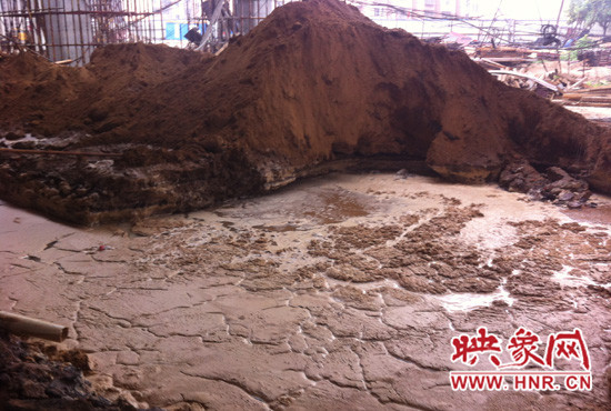 隴海路西三環(huán)快速路施工現(xiàn)場，被挖斷的管道就在泥水下面