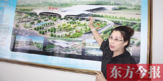 梁園區(qū)高鐵建設(shè)指揮部常務(wù)副指揮長、梁園區(qū)委副書記杜麗亞向記者介紹高鐵站效果圖