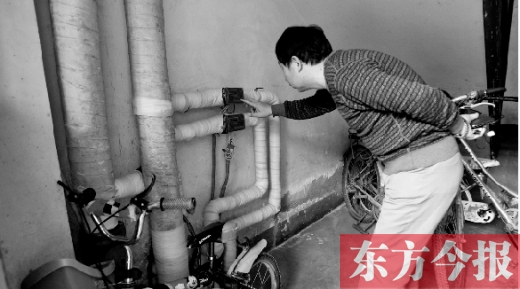 11月11日，一位市民在查看自己的熱計(jì)量表