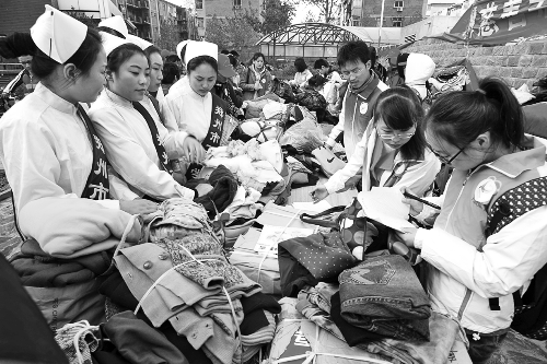 鄭州慈善志愿者暖冬行動(dòng)啟動(dòng)，志愿者將把閑置衣物送給需要的人。