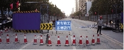 桐柏路西側(cè)，圍擋內(nèi)已經(jīng)不允許汽車通行。