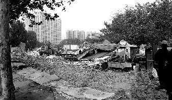 對(duì)公園選址的5.5萬(wàn)多平方米的違章建筑進(jìn)行拆除。