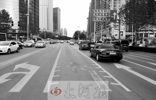 這條畫有多條短斜線的車道就是可變車道，視車流量大小而定，直行車輛多時它是一個直行車道，左轉(zhuǎn)車輛多時它
