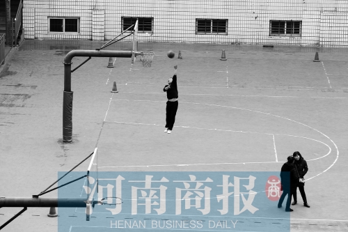 目前,鄭州市有超過30所學校對社會開放體育設(shè)施,之前主要以團體預約為主
