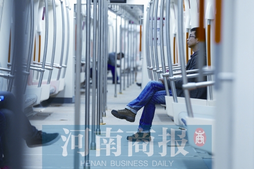 倆小時不出地鐵站，要按全程收費 王春勝/攝