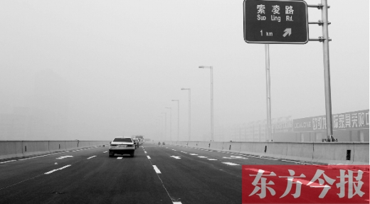 昨天上午，東方今報(bào)記者跟隨鄭州市交巡警部門，提前探路已具備通車條件的鄭州市三環(huán)快速路