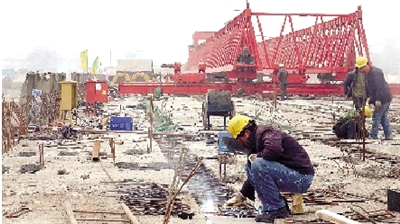 正在建設(shè)的鄭登快速通道跨南四環(huán)大橋。