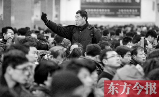 一場(chǎng)雨夾雪讓鄭州火車站的客流又增加了不少。昨天，售票大廳內(nèi)排隊(duì)購(gòu)票的旅客摩肩接踵