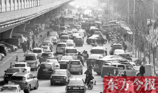 鄭大一附院北門(mén)的馬路被非機(jī)動(dòng)車(chē)占去一條車(chē)道，這里也極易造成交通擁堵