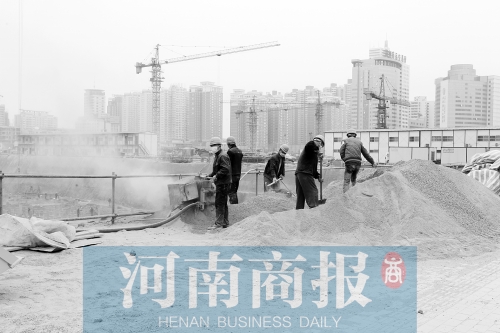 緯二路與東明路交叉口附近，一處工地上塵土飛揚(yáng) 記者 鄧萬里/攝