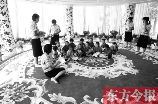 鄭州一幼兒園里的孩子在老師的帶領下讀《論語》。