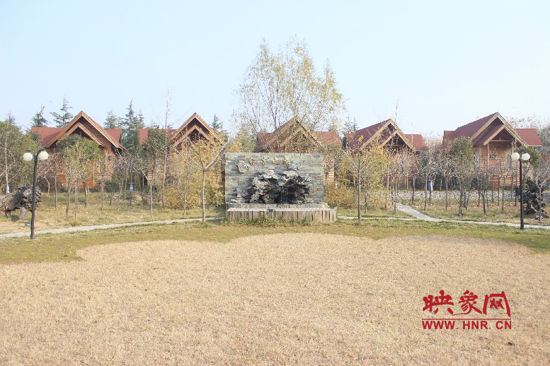 后面就是小別墅，前面是個廣場