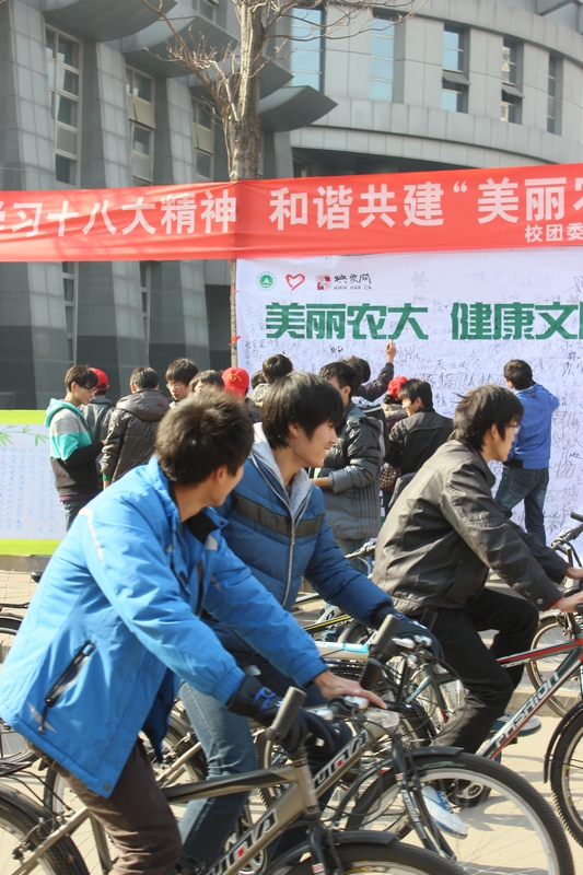活動現(xiàn)場人流涌動，過路人群駐足觀看