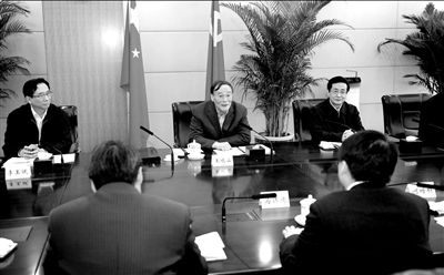 11月30日，中共中央政治局常委、中央紀委書記王岐山在北京主持召開座談會，聽取專家學者對黨風廉政建設和反腐敗工作的意見和建議。新華社發(fā)