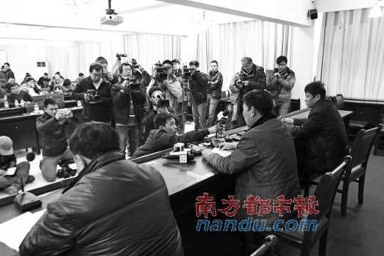 5日下午，河南蘭考縣召開新聞發(fā)布會(huì)，就民辦收養(yǎng)所火災(zāi)事故公開回應(yīng)。