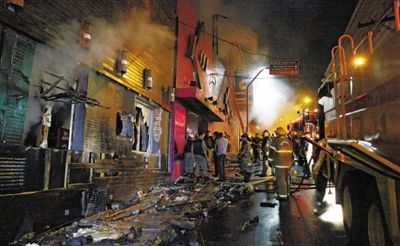 27日凌晨，巴西南里奧格蘭德州圣瑪麗亞市一家夜總會(huì)突發(fā)大火，造成至少245人死亡。圖為消防人員正在現(xiàn)場滅火救援。