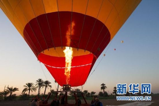 這是2012年2月20日在埃及盧克索拍攝的熱氣球著陸的資料照片。 新華社記者李木子攝