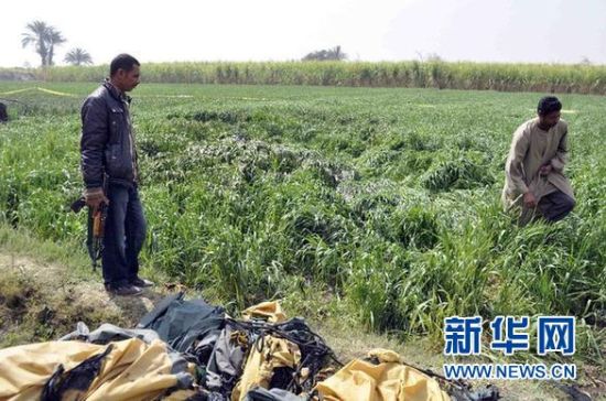 2月26日，在埃及旅游城市盧克索附近，當(dāng)?shù)匕踩藛T在發(fā)生熱氣球爆炸事故的現(xiàn)場(chǎng)查看。