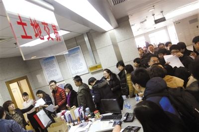 2月28日，北京市土地交易市場，各房地產(chǎn)企業(yè)代表準備競拍房山、大興、朝陽的13塊土地。