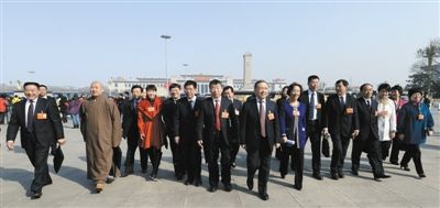 昨日，中國(guó)人民政治協(xié)商會(huì)議第十二屆全國(guó)委員會(huì)第一次會(huì)議在北京人民大會(huì)堂開(kāi)幕。這是全國(guó)政協(xié)委員走向人民大會(huì)堂。新華社記者 陳樹(shù)根 攝